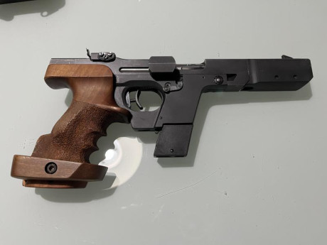 Pistola Walther GSP calibre 32 con contrapeso de 70 gr en muy buen estado, cacha original M sin retoques. 12