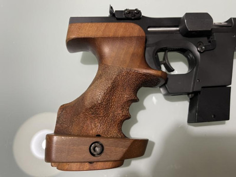 Pistola Walther GSP calibre 32 con contrapeso de 70 gr en muy buen estado, cacha original M sin retoques. 11