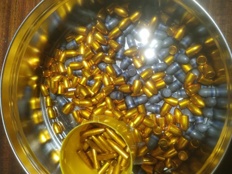 Lote para los que empiezan con la recarga 
Puntas del calibre 38 158 GRS
Puntas 9mp. 124-125 GRS unas 02