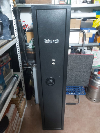 Se vende armero INFAC arma larga 4+1 con estante superior.

Me he cansado de tenerlo en el trastero sin 02