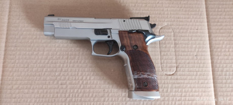 SE VENDE Pistola SIG SAUER P226 Calibre 9mm PB, cachas de madera, 
alza graduable en altura y deriva, 01