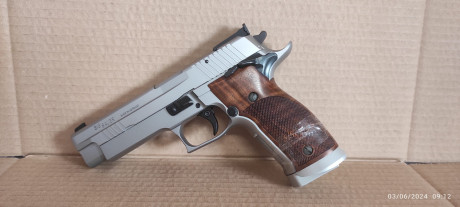SE VENDE Pistola SIG SAUER P226 Calibre 9mm PB, cachas de madera, 
alza graduable en altura y deriva, 00