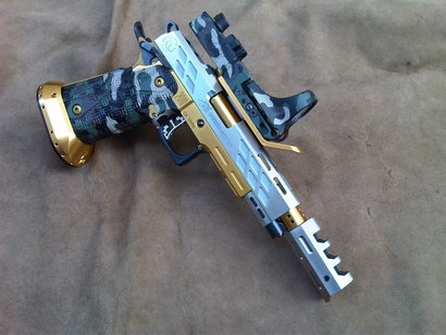 hola compañeros
ay teneis la  ultima pistola que a terminado mi amigo ROBERTO TAGLE (LA BRAMA CUSTOM) 00