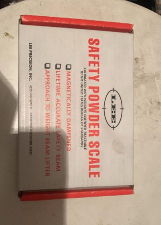 VENDO Balanza Recarga Marca LEE Nueva sin estrenar en su caja Original. Precio 50€ Interesados 636111985 02