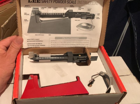 VENDO Balanza Recarga Marca LEE Nueva sin estrenar en su caja Original. Precio 50€ Interesados 636111985 00