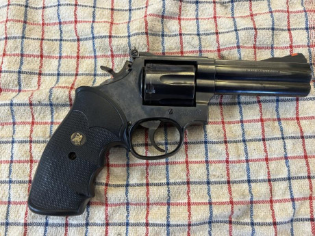 Hola, se vende S&W del 357 Magnum, aunque siempre ha tirado con .38, guiada en F y de cuatro pulgadas.
precio 02