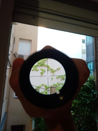 Altísima calidad de óptica, made in Japan, tubo de pulgada. No ha sido utilizado. Incluye tapas para las 10