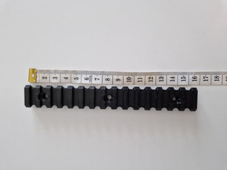 Rail picatinny en plástico de alta resistencia. 15.5 cm largo. 14 slots. Distancia entre orificios 5.99 02