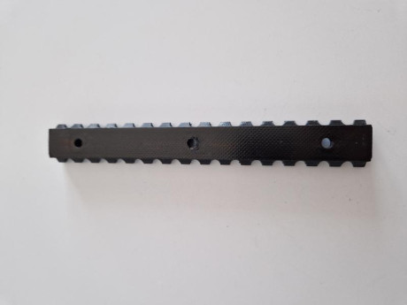 Rail picatinny en plástico de alta resistencia. 15.5 cm largo. 14 slots. Distancia entre orificios 5.99 01