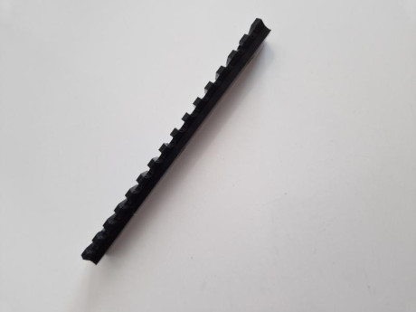 Rail picatinny en plástico de alta resistencia. 15.5 cm largo. 14 slots. Distancia entre orificios 5.99 00