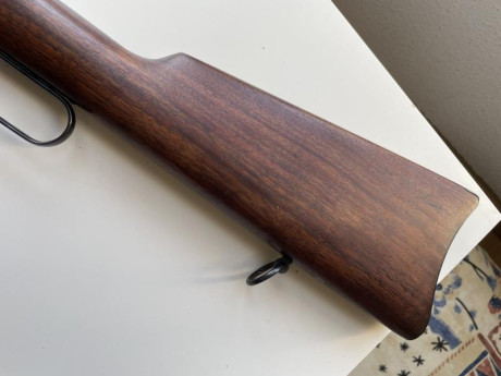 Winchester Model 1892 
Calibre: 44-40 
Estado: como recién salido de fábrica. Ni un arañazo/óxido.
Numeración 01