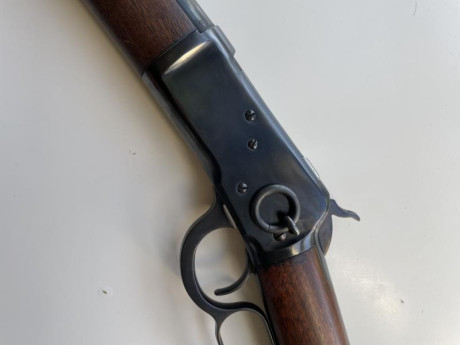 Winchester Model 1892 
Calibre: 44-40 
Estado: como recién salido de fábrica. Ni un arañazo/óxido.
Numeración 10
