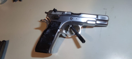 Buenos días,
Vendo una CZ85 niquelada. Es preciosa.
Esta la compré por capricho y la he utilizado muy 01