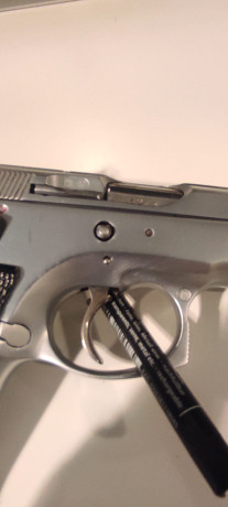 Buenos días,
Vendo una CZ85 niquelada. Es preciosa.
Esta la compré por capricho y la he utilizado muy 00
