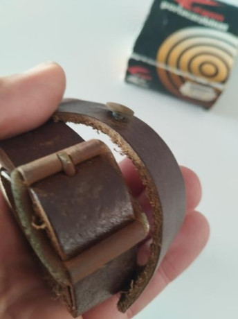 Portacarabinas marca El Gamo de los años '80. Nuevo pero con signos de oxidación en la hebilla. Se encuentra 01