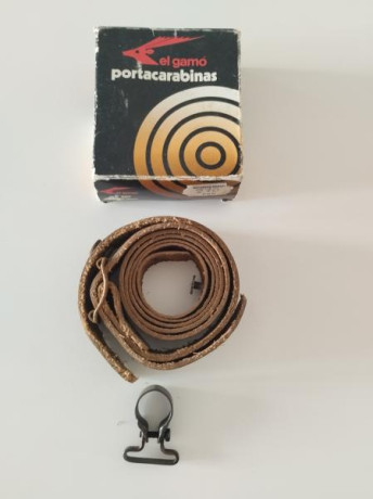 Portacarabinas marca El Gamo de los años '80. Nuevo pero con signos de oxidación en la hebilla. Se encuentra 00