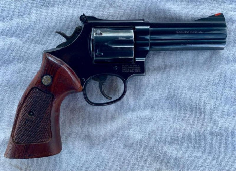VENDO Revolver Smith & Wesson 586 de 4 Pulgadas, calibre 357 Magnum.

Se puede ver y probar entre 01