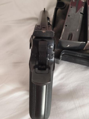 Se vende star 30 m casi nueva  con cinturón de ipsc y funda de seguridad cinco cargadores de los cuales 00