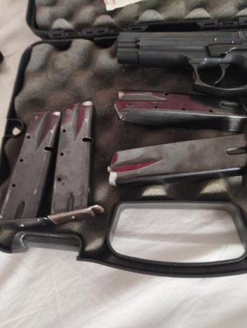 Se vende star 30 m casi nueva  con cinturón de ipsc y funda de seguridad cinco cargadores de los cuales 00
