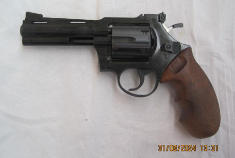 VENDO: 

-- Revólver marca ME, modelo 44, calibre 4mm FLOBERT largo, Made in Germany. Guiado con Licencia 00