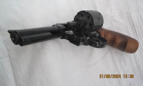 VENDO: 

-- Revólver marca ME, modelo 44, calibre 4mm FLOBERT largo, Made in Germany. Guiado con Licencia 22