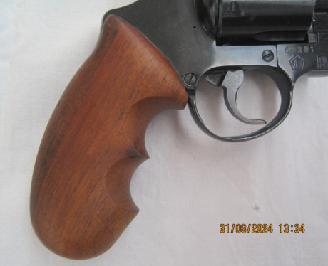 VENDO: 

-- Revólver marca ME, modelo 44, calibre 4mm FLOBERT largo, Made in Germany. Guiado con Licencia 21