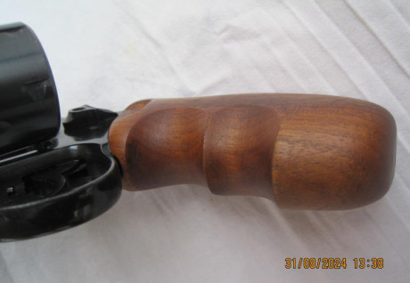 VENDO: 

-- Revólver marca ME, modelo 44, calibre 4mm FLOBERT largo, Made in Germany. Guiado con Licencia 32