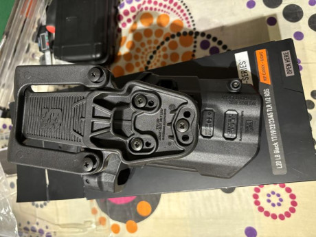 Vendo funda Blackhawk para Glock 17 con linterna tlr1/2, y holográfico punto rojo mos. 
No vale para las 00