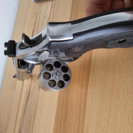 Vendo Revolver en perfectas condiciones de 5 pulgadas y tambor de 7 tiros, no tiene una raya.
He sido 40