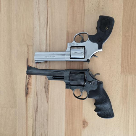 Vendo Revolver en perfectas condiciones de 5 pulgadas y tambor de 7 tiros, no tiene una raya.
He sido 52