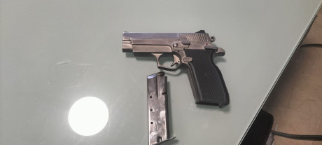 Buenas tardes, un compañero me pide que le ponga a la venta esta FIRESTAR PLUS, sólo un cargador, se encuentra 02