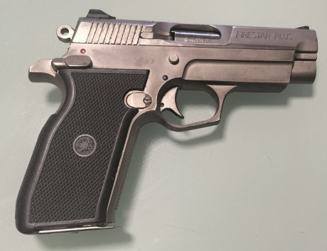 Buenas tardes, un compañero me pide que le ponga a la venta esta FIRESTAR PLUS, sólo un cargador, se encuentra 01