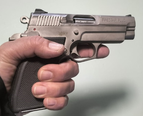 Buenas tardes, un compañero me pide que le ponga a la venta esta FIRESTAR PLUS, sólo un cargador, se encuentra 00
