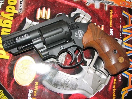 Os presento al Grizzly de S&W con zapatitos nuevos, ya me direis si os gusta.
Un saludo. 01