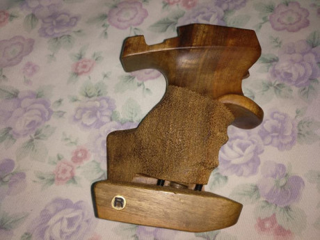 Hola. Vendo cacha RINK  para pistola MORINI CM 22 completamente nueva. Su precio es de 150 euros con portes 02