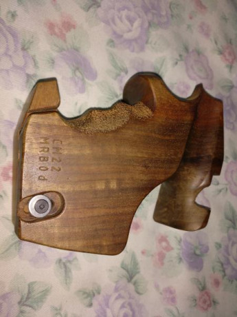 Hola. Vendo cacha RINK  para pistola MORINI CM 22 completamente nueva. Su precio es de 150 euros con portes 01
