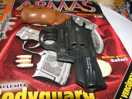 Os presento al Grizzly de S&W con zapatitos nuevos, ya me direis si os gusta.
Un saludo. 00