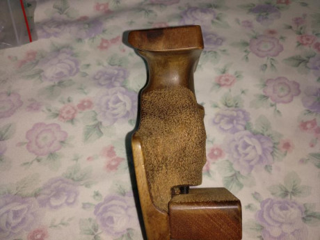Hola. Vendo cacha RINK  para pistola MORINI CM 22 completamente nueva. Su precio es de 150 euros con portes 00