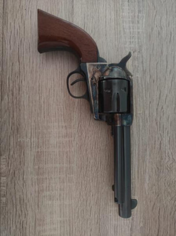 Vendo Revolver UBERTI CATTLEMAN 1873 45LC de Cañón de 5 1/2" en muy buen estado por 250€.
El revólver 02