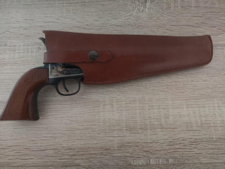 Vendo Revolver UBERTI CATTLEMAN 1873 45LC de Cañón de 5 1/2" en muy buen estado por 250€.
El revólver 01