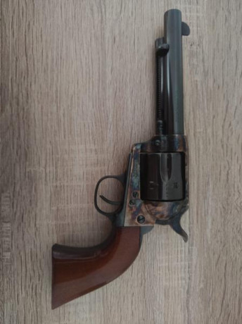 Vendo Revolver UBERTI CATTLEMAN 1873 45LC de Cañón de 5 1/2" en muy buen estado por 250€.
El revólver 00