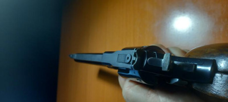Revolver afinado para tiro, lleva mira delantera modificada (el punto de mira es de una Hammerli sp 20) 02
