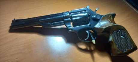 Revolver afinado para tiro, lleva mira delantera modificada (el punto de mira es de una Hammerli sp 20) 01