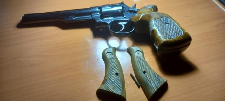Revolver afinado para tiro, lleva mira delantera modificada (el punto de mira es de una Hammerli sp 20) 00