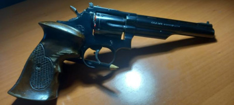 Revolver afinado para tiro, lleva mira delantera modificada (el punto de mira es de una Hammerli sp 20) 12