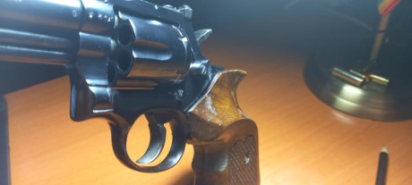 Revolver afinado para tiro, lleva mira delantera modificada (el punto de mira es de una Hammerli sp 20) 10