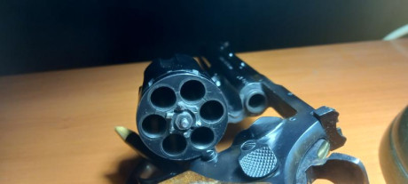 Revolver afinado para tiro, lleva mira delantera modificada (el punto de mira es de una Hammerli sp 20) 21