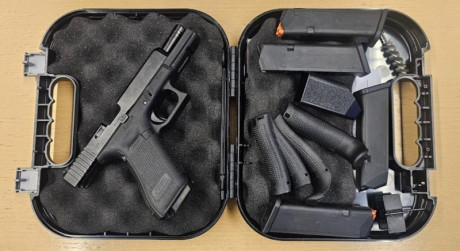 Buenos días a todos, vendo pistola  GLOCK 17 5GEN  guiada en A, en excelente estado por falta de uso (unos 01