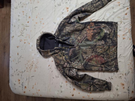 Buenas a todos,

Vendo esta chaqueta tipo sudadera con capucha, el interior es de borreguillo y está nueva, 02