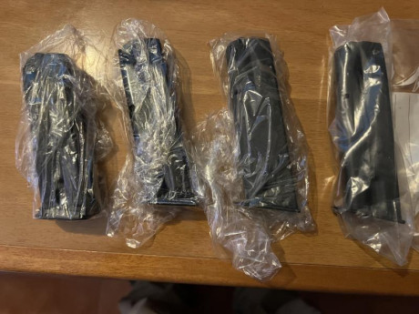 Vendo cargadores nuevos de 15 tiros: dos para P226 40€, para P229 (.40) 60€ y uno para TAURUS TIPO 92 00